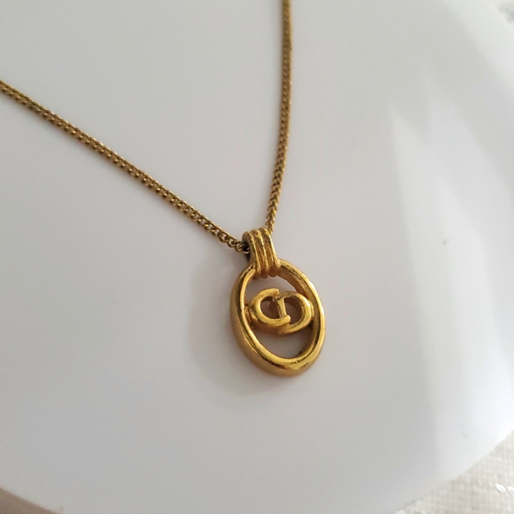 🇨🇵Christian Dior Logo Pendant Gold Pladed Necklace - Picture 7 of 15